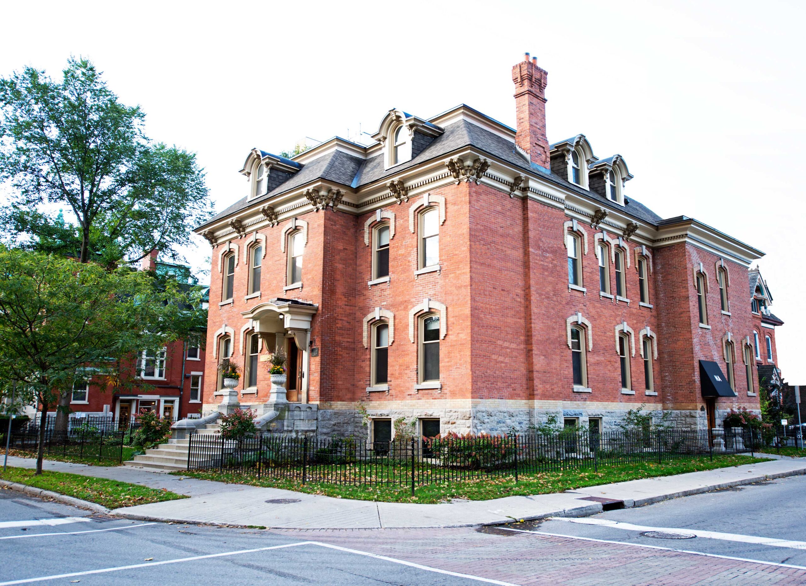 250 Somerset St. W. gallery image 5
